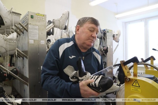 ФОТОФАКТ: В школах Могилева учащиеся осваивают катание на коньках и лыжах