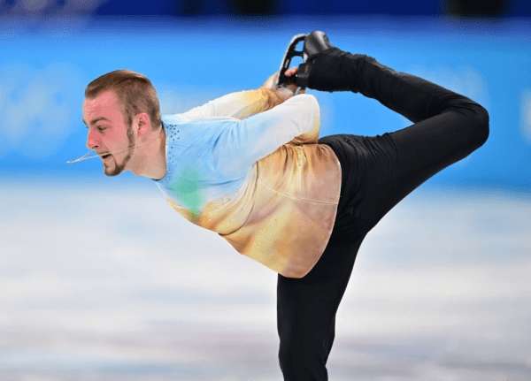 Российский фигурист сборной Беларуси средне выступил на Играх, зато какие кадры подарил миру – там рядом крестик и демонический взгляд!