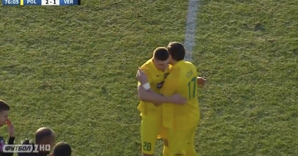 Чемпион мира в боксе Усик дебютировал в украинском футболе: мог забить первым касанием, и даже разогнал опасную атаку Чемпион мира в боксе Усик дебютировал в украинском футболе: мог забить первым касанием, и даже разогнал опасную атаку