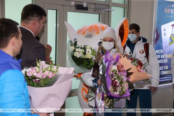 ФОТОФАКТ: Серебряный призер Пекина-2022 Анна Гуськова прилетела в Минск