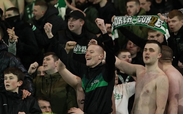 Дерби &laquo;Селтика&raquo; и &laquo;Рейнджерс&raquo; &ndash; электричество! Зеленое световое шоу, сумасшедшие болельщики и адские баннеры