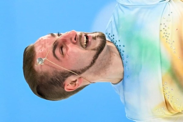 Российский фигурист сборной Беларуси средне выступил на Играх, зато какие кадры подарил миру – там рядом крестик и демонический взгляд!