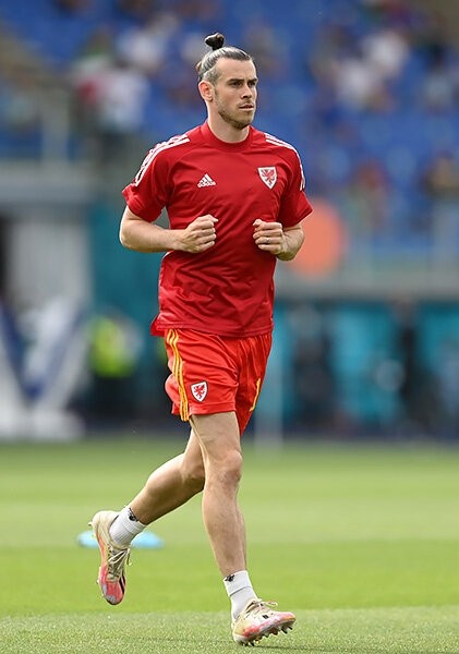 В интернете завирусилось фото, где мышцы Бэйла сдулись в два раза. Проверили: многое решает ракурс