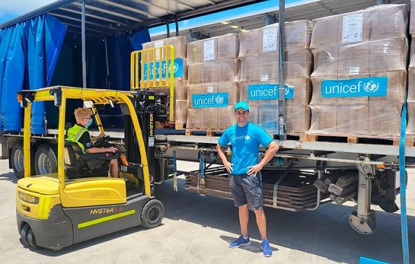 Знаете, почему тот парень в масле из Полинезии не на Олимпиаде? Спасает родину от последствий цунами – мгновенно собрал более $500 тысяч