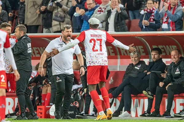 Самый эмоциональный тренер Бундеслиги смотрел матч дома из-за ковида. Орал на телевизор и в телефон – успокаивала собака Самый эмоциональный тренер Бундеслиги смотрел матч дома из-за ковида. Орал на телевизор и в телефон – успокаивала собака