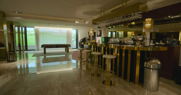 Реалити про Джорджину от Netflix &ndash; просто ужас. Можно ослепнуть от люкса и мерцания лести  