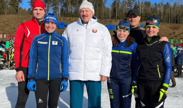 Лукашенко взял в руки оружие – пока на биатлоне с улыбкой от чемпионки из Украины. Заодно отрицал там войну – а вот сборной из-за нее уже запретили этап КМ Лукашенко взял в руки оружие – пока на биатлоне с улыбкой от чемпионки из Украины. Заодно отрицал там войну – а вот сборной из-за нее уже запретили этап КМ