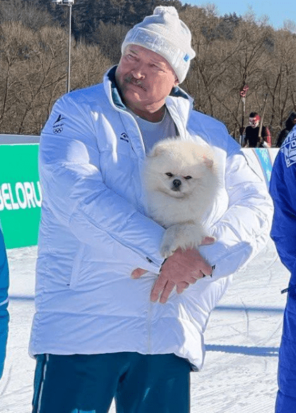 Лукашенко взял в руки оружие – пока на биатлоне с улыбкой от чемпионки из Украины. Заодно отрицал там войну – а вот сборной из-за нее уже запретили этап КМ Лукашенко взял в руки оружие – пока на биатлоне с улыбкой от чемпионки из Украины. Заодно отрицал там войну – а вот сборной из-за нее уже запретили этап КМ