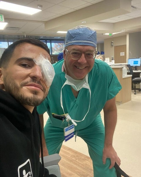 Футболист &laquo;Галатасарая&raquo; чуть не ослеп из-за фейерверка и перенес 11 операций на глазах. И теперь вернулся на поле!&nbsp;