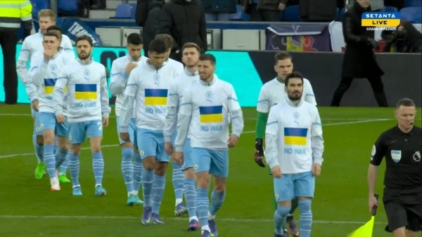 Мощнейшая поддержка Украины на матче «Эвертона» и «Манчестер Сити»: игроки с сине-желтыми флагами, огромный плакат поддержки – пробрало даже сотрудника белТВ