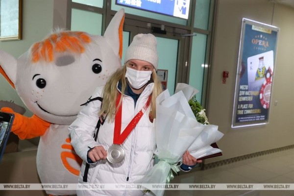 ФОТОФАКТ: Серебряный призер Пекина-2022 Анна Гуськова прилетела в Минск