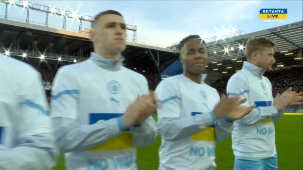 Мощнейшая поддержка Украины на матче «Эвертона» и «Манчестер Сити»: игроки с сине-желтыми флагами, огромный плакат поддержки – пробрало даже сотрудника белТВ