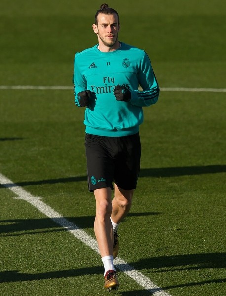 В интернете завирусилось фото, где мышцы Бэйла сдулись в два раза. Проверили: многое решает ракурс