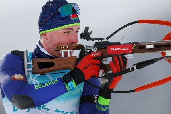 Два круга Воробья похоронили шансы мужской эстафеты на медали: уверенно шли в тройке до 6-й стрельбы, Смольский вытянуть Беларусь не сумел
