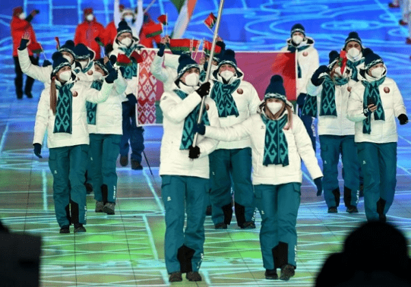 Чудеса госстиля на ОИ: герб заменил биатлонистам рекламу, красно-зеленое пятно на ноге лыжника, рваные флаги от Минспорта