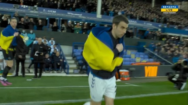 Мощнейшая поддержка Украины на матче «Эвертона» и «Манчестер Сити»: игроки с сине-желтыми флагами, огромный плакат поддержки – пробрало даже сотрудника белТВ