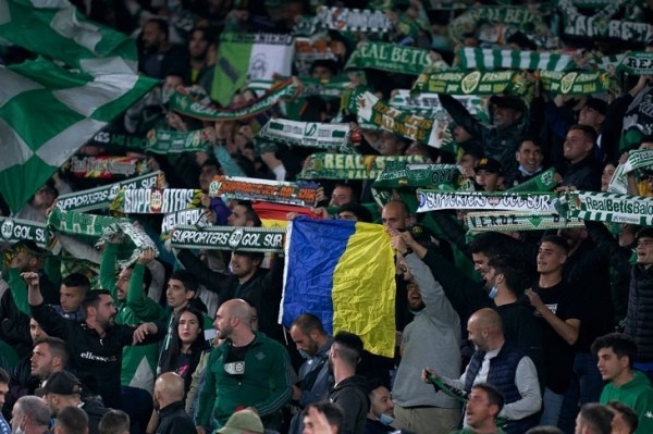 Поддержка Украины на спортивных аренах: «Барселона» с «Наполи» против войны, сине-желтый флаг на матче россиян, послание Путину в Литве Поддержка Украины на спортивных аренах: «Барселона» с «Наполи» против войны, сине-желтый флаг на матче россиян, послание Путину в Литве