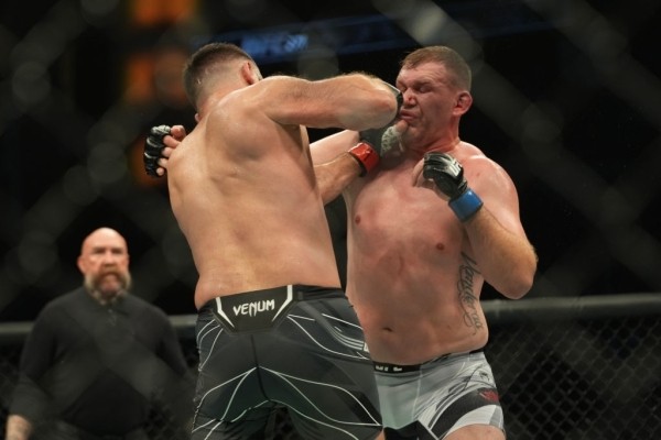 Орловский в 43 года продолжает выносить соперников в UFC! Ночью от него досталось американцу на 14 лет моложе