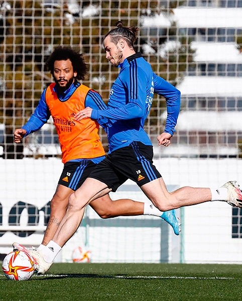 В интернете завирусилось фото, где мышцы Бэйла сдулись в два раза. Проверили: многое решает ракурс