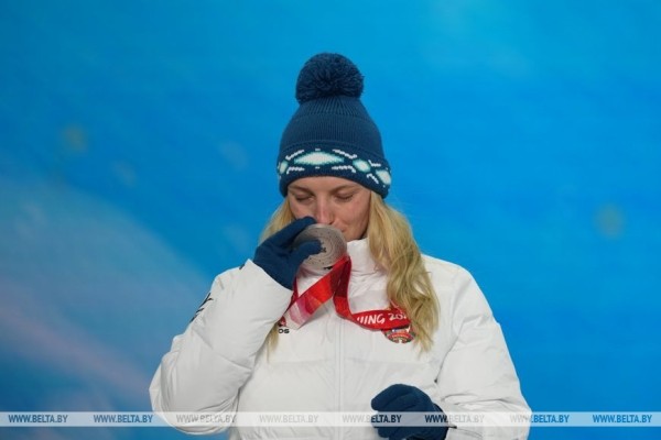 Белорусской фристайлистке Анне Гуськовой вручена серебряная медаль ОИ-2022