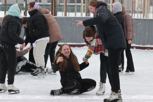 ФОТОФАКТ: В школах Могилева учащиеся осваивают катание на коньках и лыжах