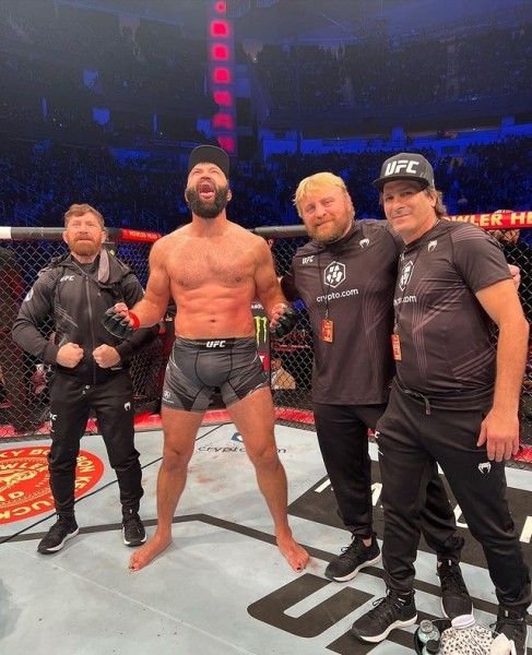 Орловский в 43 года продолжает выносить соперников в UFC! Ночью от него досталось американцу на 14 лет моложе