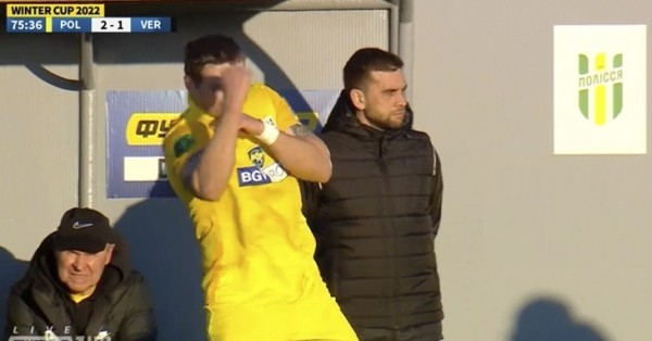 Чемпион мира в боксе Усик дебютировал в украинском футболе: мог забить первым касанием, и даже разогнал опасную атаку Чемпион мира в боксе Усик дебютировал в украинском футболе: мог забить первым касанием, и даже разогнал опасную атаку