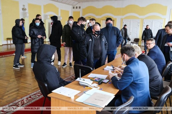 Пропаганда зазывает беларусов голосовать досрочно на референдуме под Лукашенко – в Бресте в первый же день метнулись гандболисты и футболисты (мотивация ну очень странная)