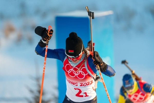 На Олимпиаде беларусы-биатлонисты спасаются от холода: на лицах – перцовые пластыри, перчатки – с подогревом, порой утепления слишком много