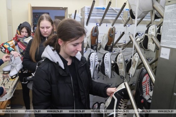 ФОТОФАКТ: В школах Могилева учащиеся осваивают катание на коньках и лыжах