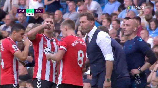 В АПЛ придумали, как брать тайм-ауты в футболе: симулируют травмы, чтобы поговорить с тренером и получить энергогель В АПЛ придумали, как брать тайм-ауты в футболе: симулируют травмы, чтобы поговорить с тренером и получить энергогель