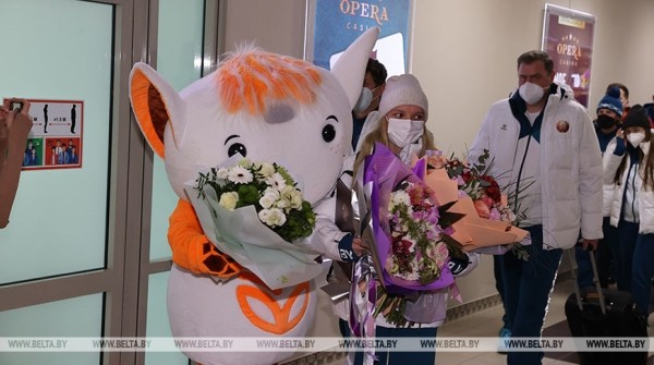 ФОТОФАКТ: Серебряный призер Пекина-2022 Анна Гуськова прилетела в Минск