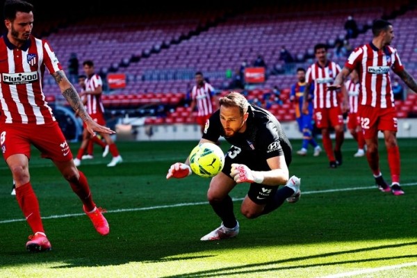 Что творится с «Атлетико»? У Облака провальный сезон, голов Суареса больше не хватает, а за спиной Симеоне плетут интриги