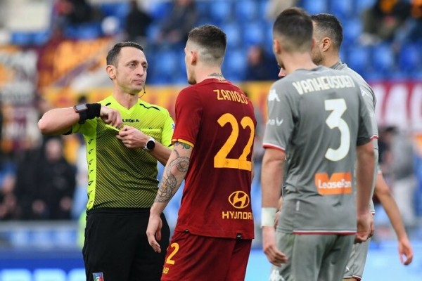 📞 Моуринью удалили за имитацию телефонного разговора. Похоже, Жозе намекнул на связь отца арбитра с Кальчополи 📞 Моуринью удалили за имитацию телефонного разговора. Похоже, Жозе намекнул на связь отца арбитра с Кальчополи