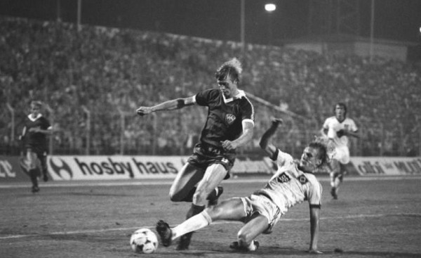 Столичное «Динамо» обожал министр – и клуб перестал проигрывать. Дело было в ГДР – гарант гегемонии отвечал за пытки и убийства неугодных, а потерял все за месяц Столичное «Динамо» обожал министр – и клуб перестал проигрывать. Дело было в ГДР – гарант гегемонии отвечал за пытки и убийства неугодных, а потерял все за месяц