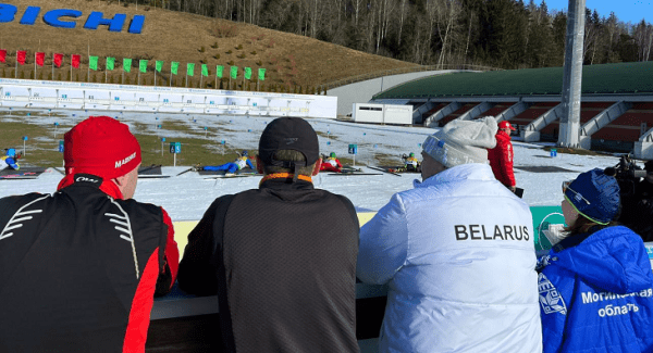 Лукашенко взял в руки оружие – пока на биатлоне с улыбкой от чемпионки из Украины. Заодно отрицал там войну – а вот сборной из-за нее уже запретили этап КМ Лукашенко взял в руки оружие – пока на биатлоне с улыбкой от чемпионки из Украины. Заодно отрицал там войну – а вот сборной из-за нее уже запретили этап КМ