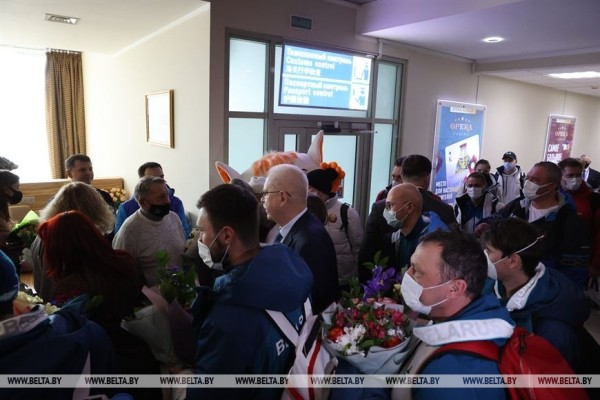 ФОТОФАКТ: Серебряный призер Пекина-2022 Анна Гуськова прилетела в Минск