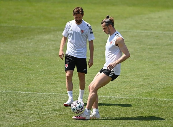 В интернете завирусилось фото, где мышцы Бэйла сдулись в два раза. Проверили: многое решает ракурс