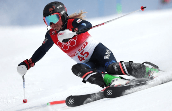 Чудеса госстиля на ОИ: герб заменил биатлонистам рекламу, красно-зеленое пятно на ноге лыжника, рваные флаги от Минспорта