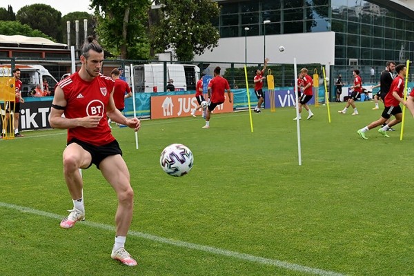 В интернете завирусилось фото, где мышцы Бэйла сдулись в два раза. Проверили: многое решает ракурс