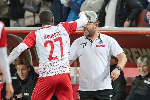 Самый эмоциональный тренер Бундеслиги смотрел матч дома из-за ковида. Орал на телевизор и в телефон – успокаивала собака Самый эмоциональный тренер Бундеслиги смотрел матч дома из-за ковида. Орал на телевизор и в телефон – успокаивала собака