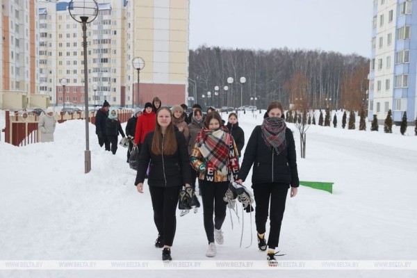 ФОТОФАКТ: В школах Могилева учащиеся осваивают катание на коньках и лыжах