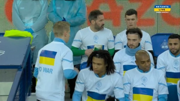 Мощнейшая поддержка Украины на матче «Эвертона» и «Манчестер Сити»: игроки с сине-желтыми флагами, огромный плакат поддержки – пробрало даже сотрудника белТВ