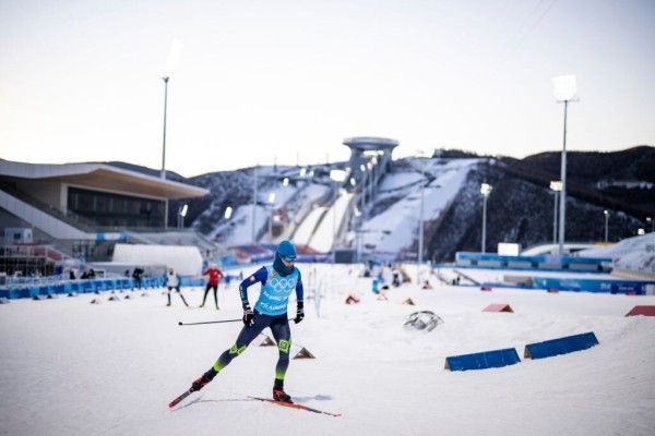 На Олимпиаде беларусы-биатлонисты спасаются от холода: на лицах – перцовые пластыри, перчатки – с подогревом, порой утепления слишком много