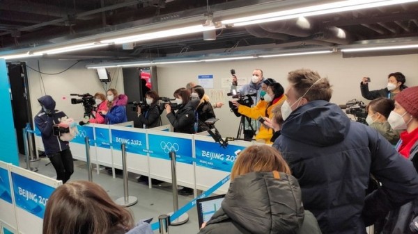 Олимпиада.  Камила Валиева полностью закрыла лицо, проходя мимо журналистов после тренировки  произвольной программы
 