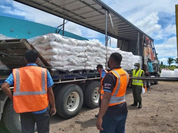 Знаете, почему тот парень в масле из Полинезии не на Олимпиаде? Спасает родину от последствий цунами – мгновенно собрал более $500 тысяч