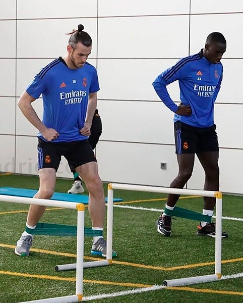 В интернете завирусилось фото, где мышцы Бэйла сдулись в два раза. Проверили: многое решает ракурс