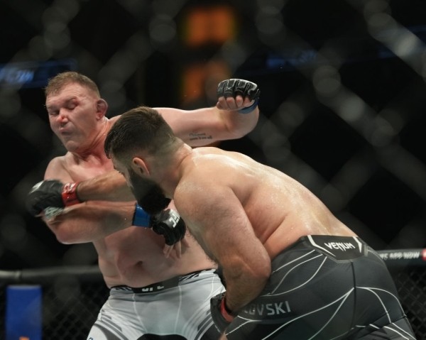 Орловский в 43 года продолжает выносить соперников в UFC! Ночью от него досталось американцу на 14 лет моложе