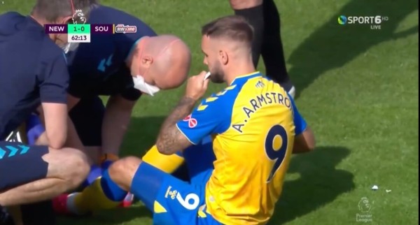 В АПЛ придумали, как брать тайм-ауты в футболе: симулируют травмы, чтобы поговорить с тренером и получить энергогель В АПЛ придумали, как брать тайм-ауты в футболе: симулируют травмы, чтобы поговорить с тренером и получить энергогель