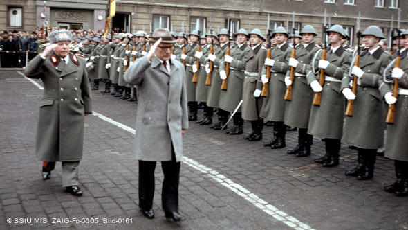 Столичное «Динамо» обожал министр – и клуб перестал проигрывать. Дело было в ГДР – гарант гегемонии отвечал за пытки и убийства неугодных, а потерял все за месяц Столичное «Динамо» обожал министр – и клуб перестал проигрывать. Дело было в ГДР – гарант гегемонии отвечал за пытки и убийства неугодных, а потерял все за месяц